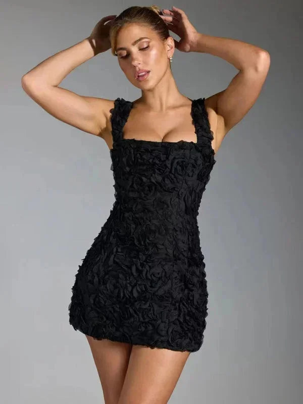 Robe courte texturée à motifs floraux, avec bretelles ajustables, en tissu léger et respirant pour une soirée estivale.