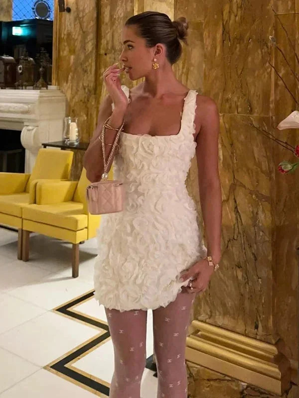 Robe courte texturée florale à bretelles, en tissu texturé, idéale pour les soirées, offrant un design élégant et léger.