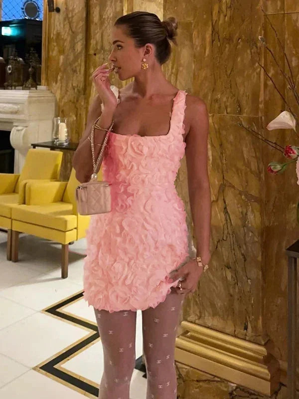 Robe courte à bretelles, en tissu texturé avec motif floral, idéale pour les soirées d'été.