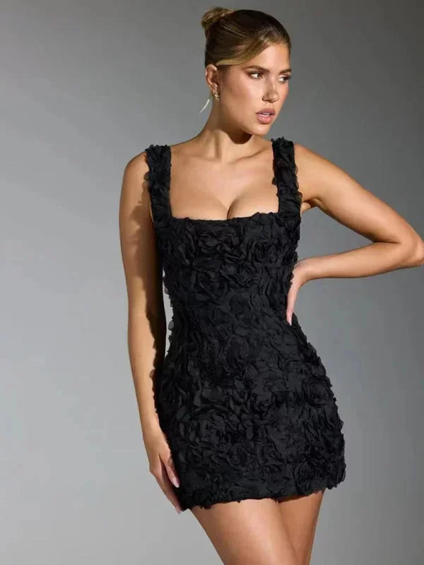 Robe courte texturée avec bretelles, motif floral, tissu léger et agréable, idéale pour une soirée estivale.