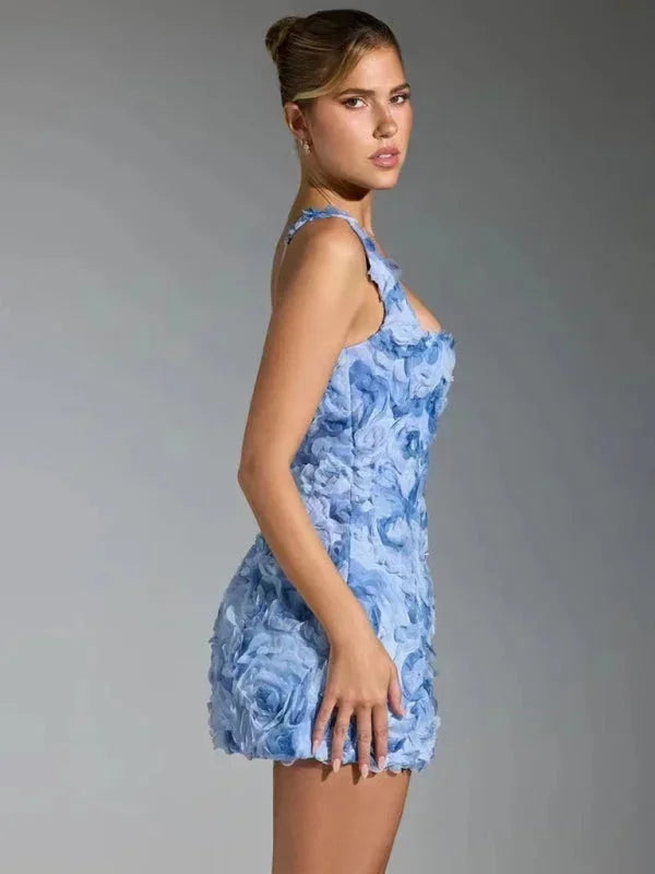 Robe courte à bretelles en tissu texturé avec motif floral, parfaite pour une soirée élégante.