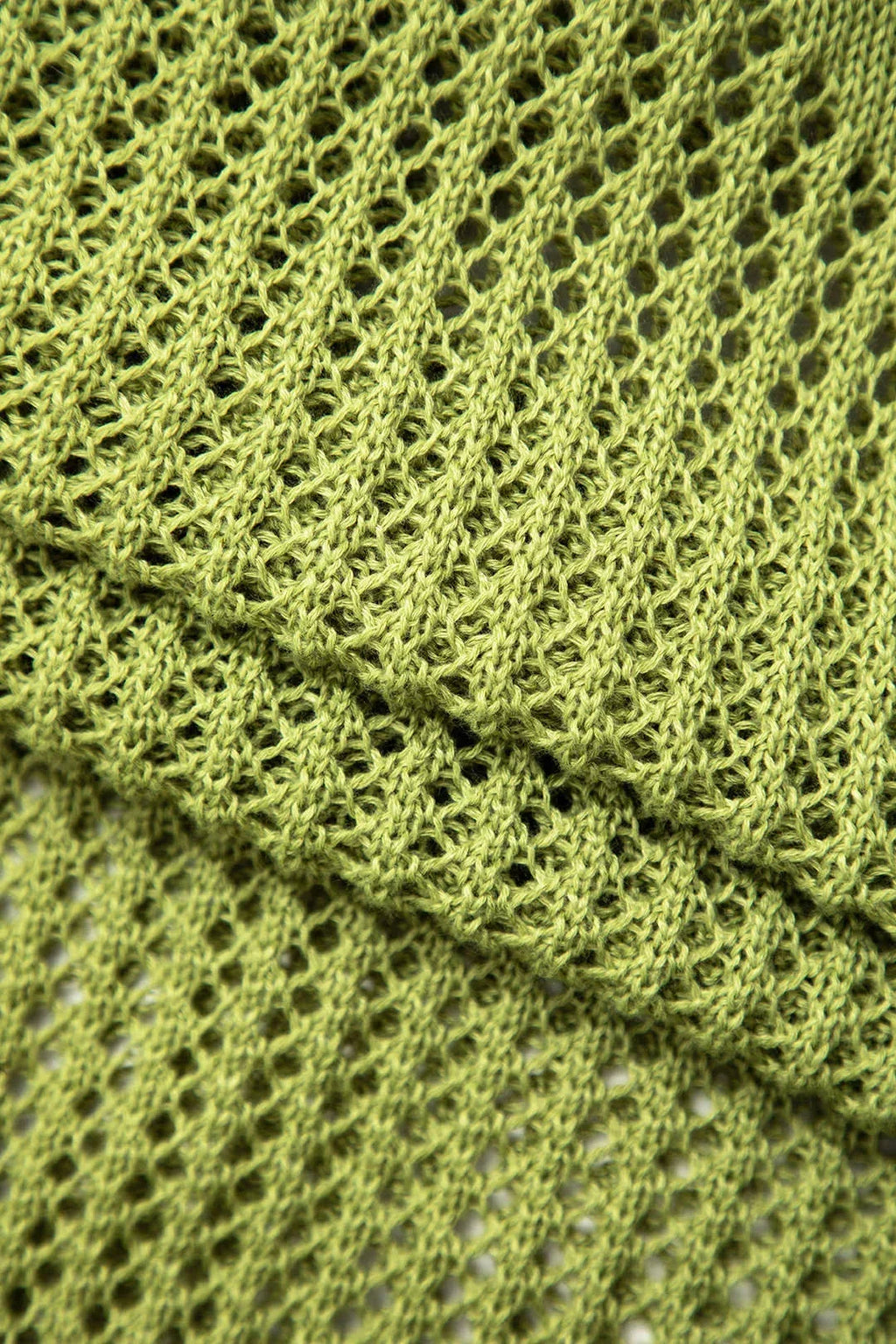 Robe courte en tricot texturé avec volants, idéale pour l'été et à porter à la plage. Style décontracté et confortable.