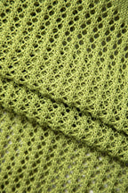 Robe courte en tricot texturé avec volants, idéale pour l'été et à porter à la plage. Style décontracté et confortable.