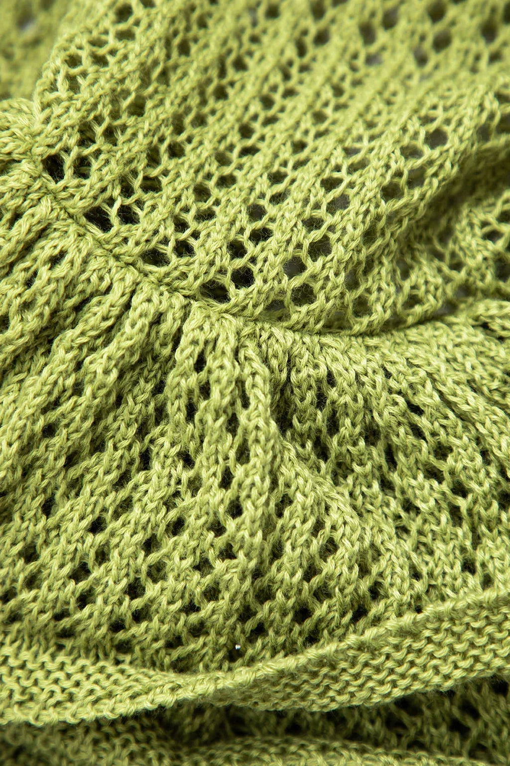 Robe courte en tricot texturé, avec volants ludiques, parfaite pour les journées d'été à la plage.