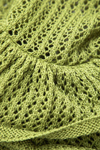 Robe courte en tricot texturé, avec volants ludiques, parfaite pour les journées d'été à la plage.