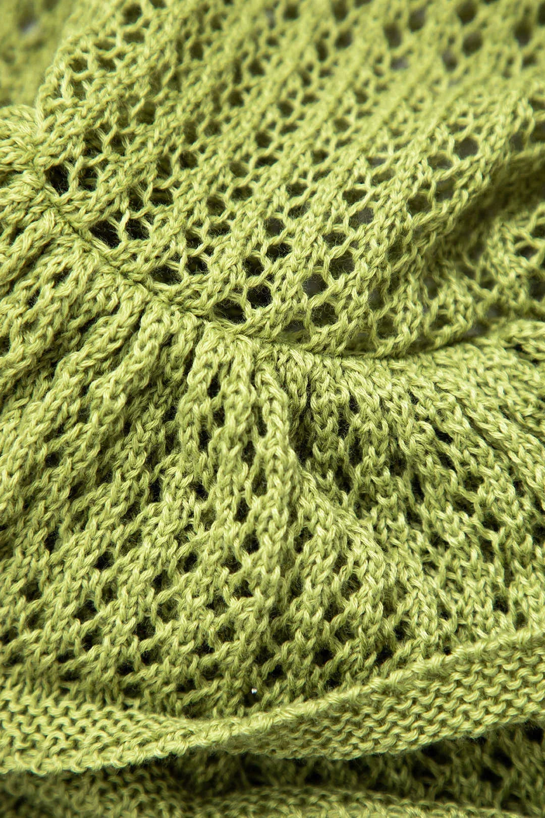 Robe courte en tricot texturé, avec volants ludiques, parfaite pour les journées d'été à la plage.