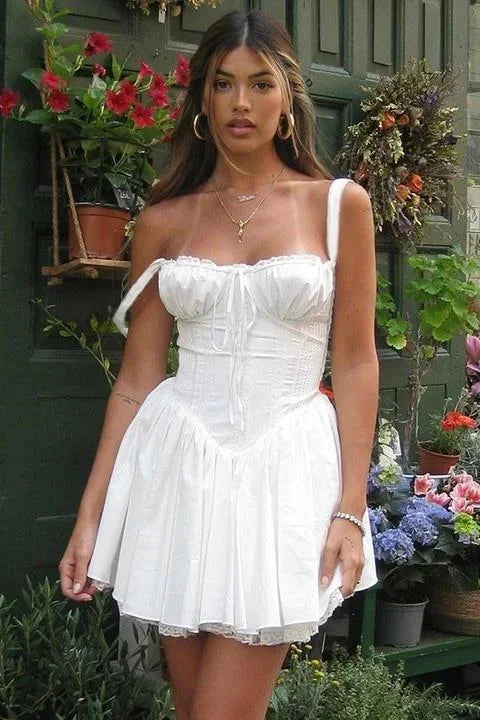 Robe courte évasée en tissu léger, décolleté froncé et bretelles multiples, parfaite pour les soirées d'été.