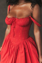 Robe courte évasée en tissu léger, décolleté froncé, bretelles multiples, disponible en plusieurs couleurs pour soirées d'été.