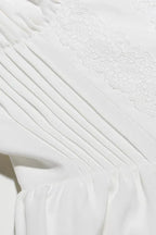 Robe courte évasée en tissu léger avec décolleté froncé et bretelles multiples, idéale pour les soirées d'été.