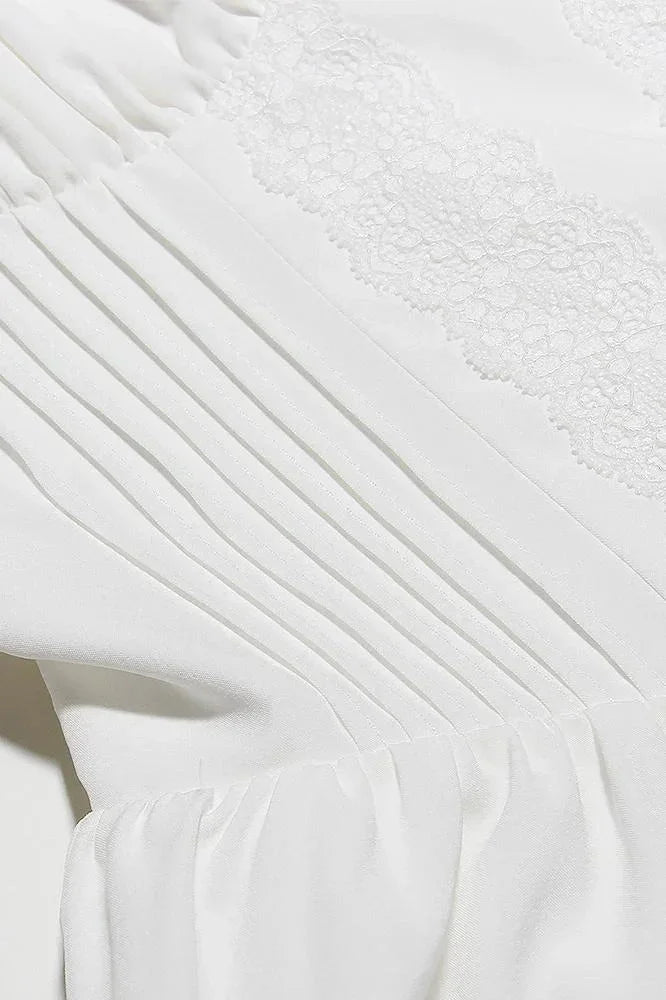 Robe courte évasée en tissu léger avec décolleté froncé et bretelles multiples, idéale pour les soirées d'été.