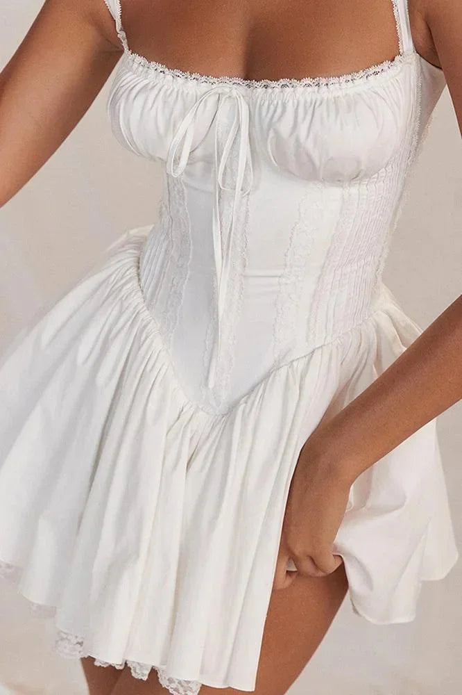 Robe courte évasée en coton léger, décolleté froncé, bretelles multiples, parfaite pour les soirées d'été.