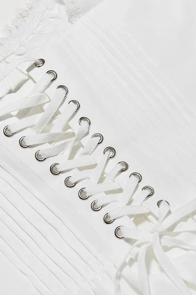 Robe courte évasée à décolleté froncé, bretelles multiples, en tissu léger; idéale pour soirées d'été.