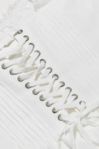 Robe courte évasée à décolleté froncé, bretelles multiples, en tissu léger; idéale pour soirées d'été.