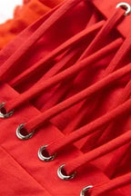 Robe courte évasée avec décolleté froncé et bretelles multiples, en tissu léger, idéale pour les soirées d'été.