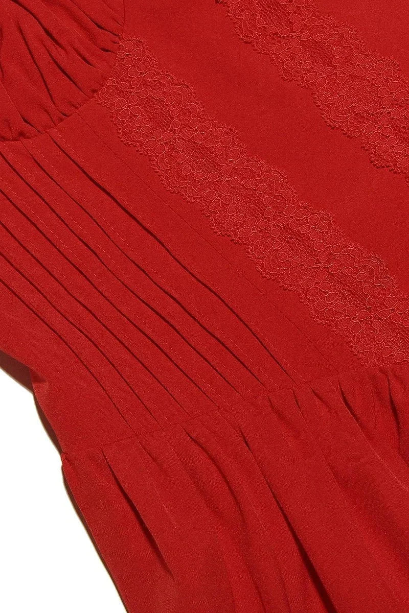 Robe courte évasée en tissu léger, décolleté froncé, bretelles multiples, parfaite pour les soirées d'été colorées.