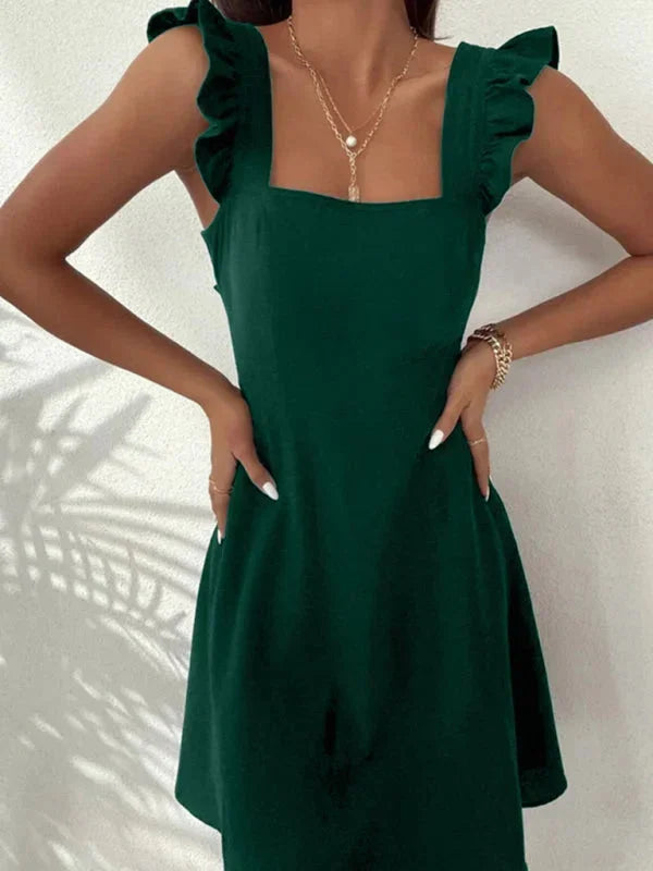 Robe courte évasée légère en coton, avec volants et manches à bretelles, idéale pour les chaudes journées d'été.