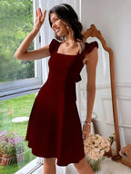 Robe courte évasée en coton léger, avec volants et manches à bretelles, idéale pour l'été. Disponible en plusieurs couleurs.