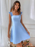 Robe courte évasée à volants, manches à bretelles, en coton léger, parfaite pour l'été, disponible en plusieurs couleurs.