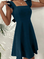 Robe courte évasée en coton léger avec volants et bretelles, parfaite pour les journées d'été, disponible en plusieurs…