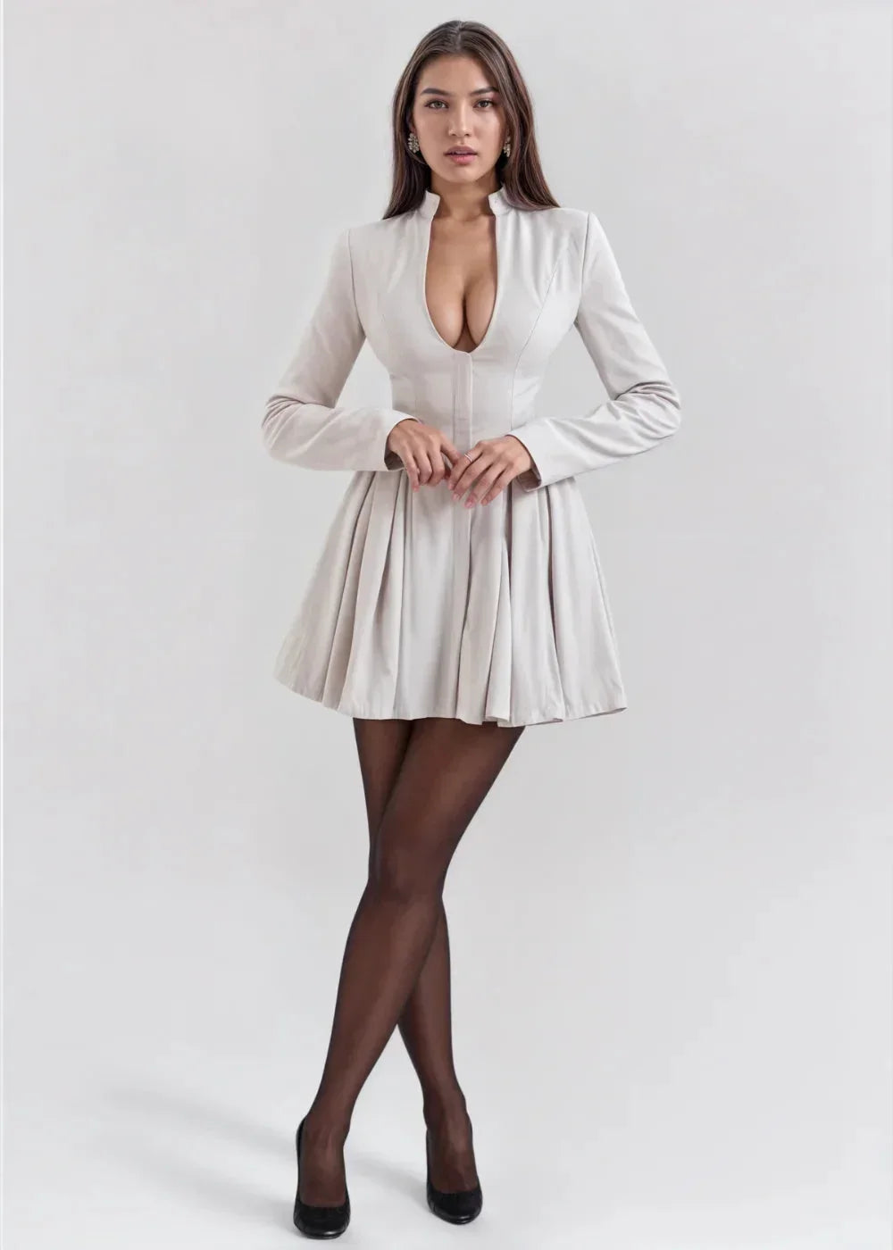 Robe courte évasée en tissu léger, décolleté plongeant et manches longues pour un look élégant lors des soirées.