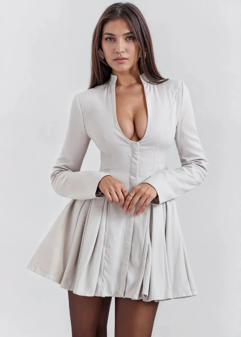 Robe courte évasée en tissu léger, cintrée avec décolleté plongeant et manches longues, parfaite pour une soirée élégante.