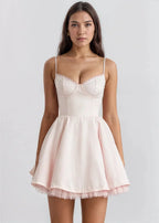 Robe courte évasée en coton léger avec bretelles bouffantes, parfaite pour une soirée d'été décontractée.