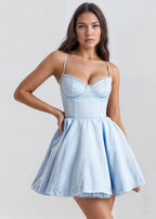 Robe courte évasée à fines bretelles bouffantes, en coton léger, parfaite pour les soirées d'été, avec un design fluide.