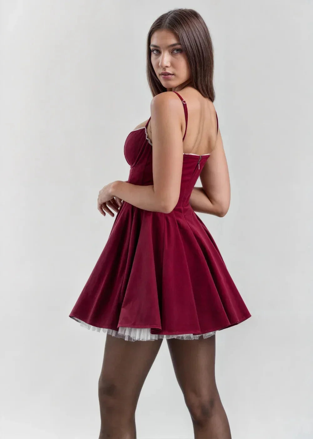 Robe courte en velours avec bretelles transparentes, évasée et dos nu, parfaite pour les soirées.