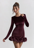 Robe courte en velours bordeaux, ourlet volant, manches longues, coupe ajustée pour des soirées élégantes.