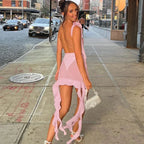 Robe courte violette sans manches, en tissu léger, avec volants et motifs floraux, idéale pour soirées d'été.