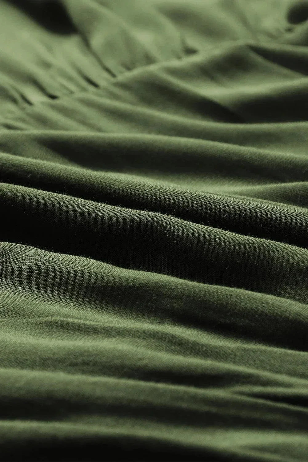 Robe courte volantée en coton avec lacets et manches longues, idéale pour les journées d'automne.