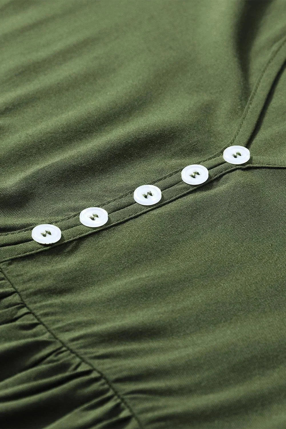 Robe courte volantée à lacets, manches longues, en tissu doux, avec un design chic et décontraction pour les journées…