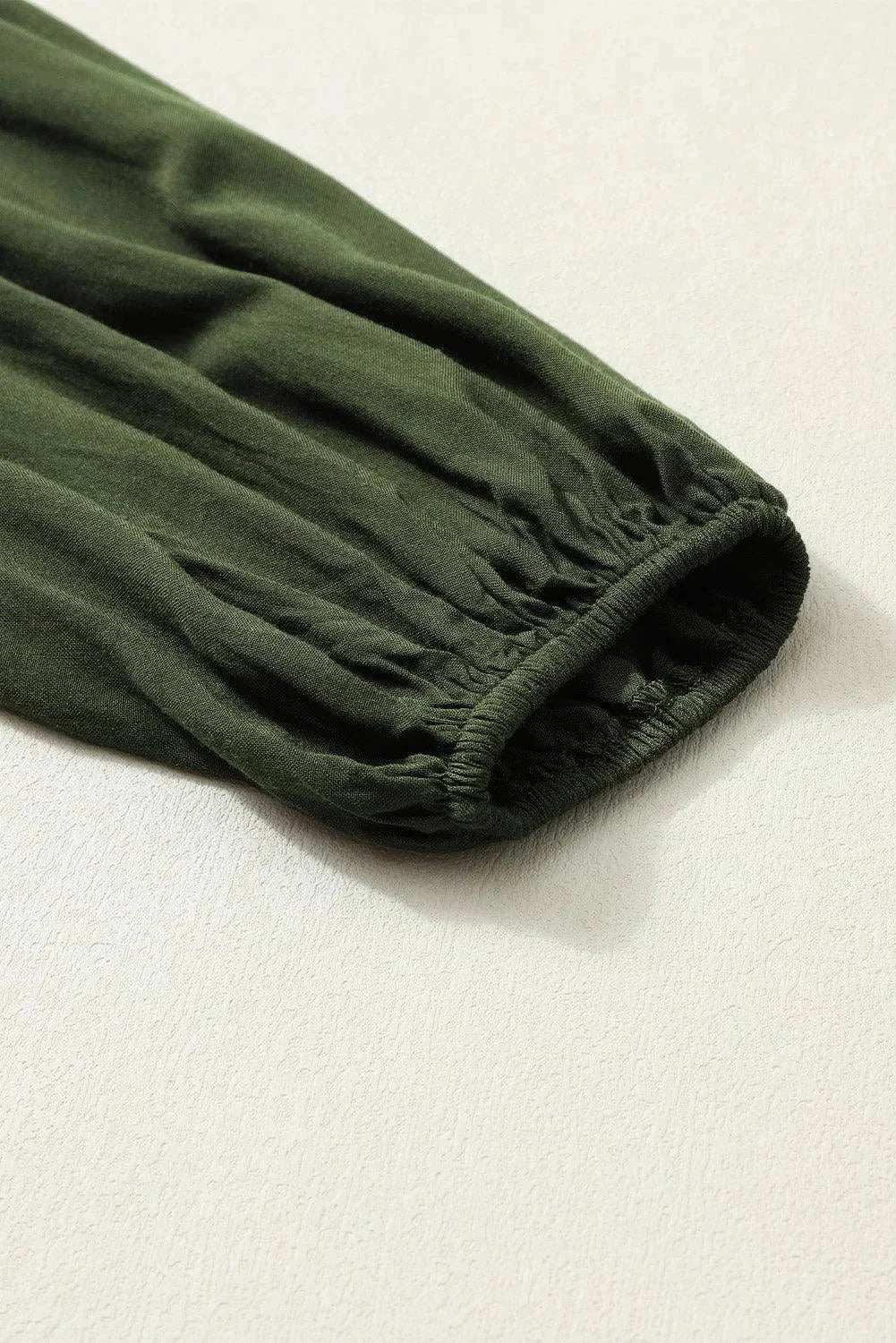 Robe courte volantée à lacets, en tissu doux, avec des manches longues et un design automnal élégant.