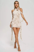 Robe courte à volants en tissu léger, ornée d'appliqués roses, idéale pour des soirées élégantes.