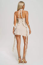 Robe courte à volants en tissu léger, avec un appliqué rose délicat, idéale pour les soirées estivales.