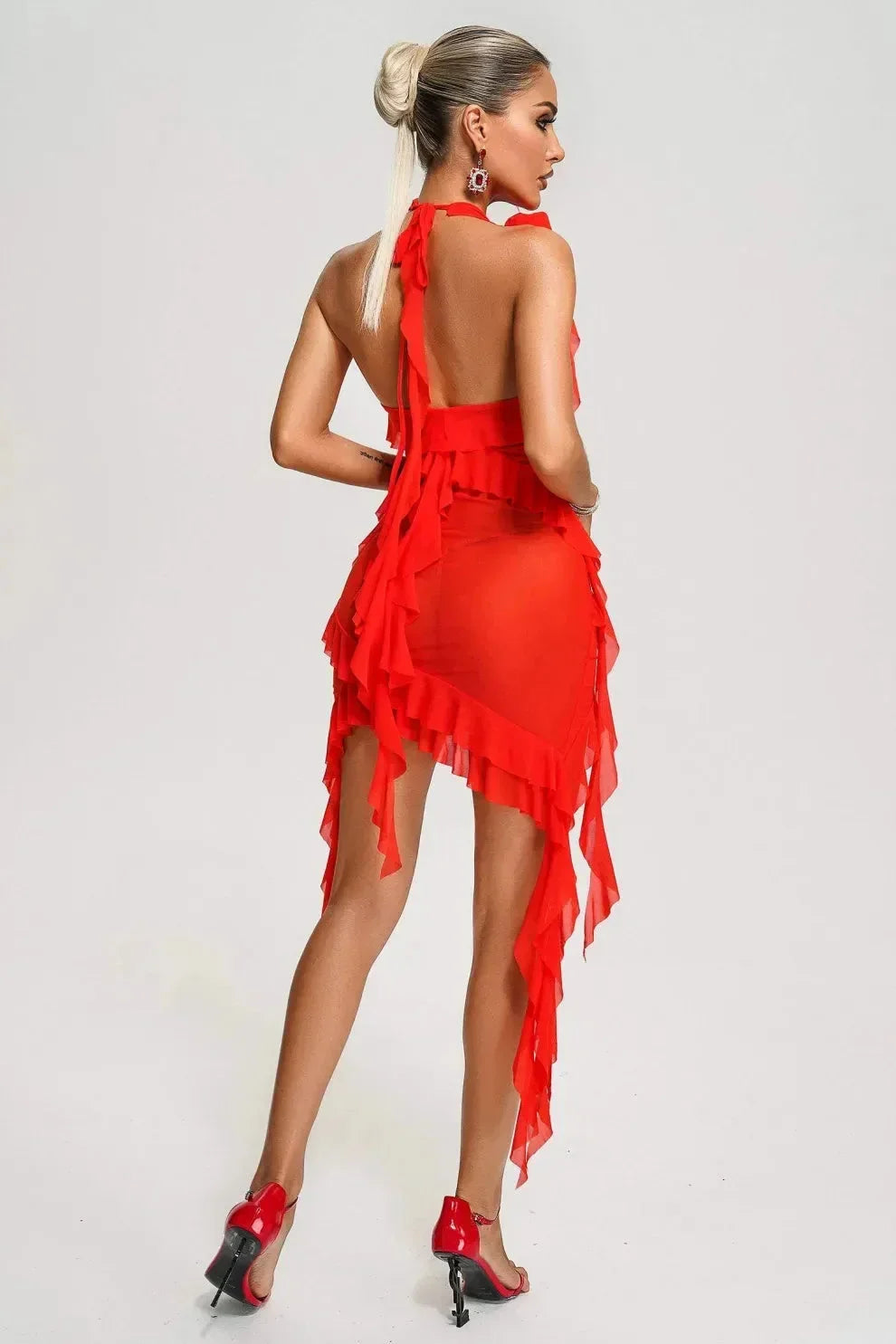 Robe courte à volants en polyester, ornée d'un appliqué rose, parfaite pour les soirées élégantes.