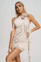 Robe courte en coton avec volants et appliqué rose, parfaite pour une soirée, offrant un style intemporel et élégant.