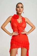 Robe courte à volants en polyester, ornée d'un appliqué rose, idéale pour des soirées élégantes et festives.