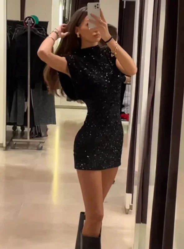 Robe moulante pailletée avec épaulettes, en tissu stretch, idéal pour des soirées clubbing avec un design scintillant.