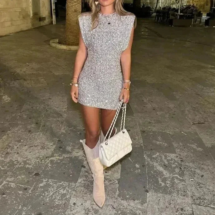 Robe moulante pailletée avec épaulettes, en tissu scintillant, parfaite pour des soirées clubbing.
