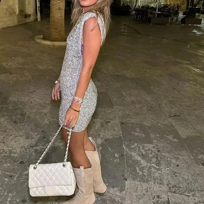 Robe moulante pailletée avec épaulettes, en polyester, design ajusté parfait pour soirées dansantes et ambiance festive.