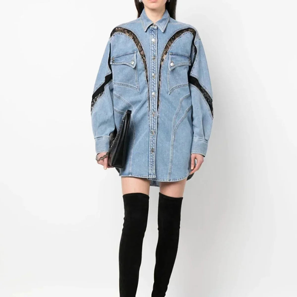 Robe en denim bleu avec zips, manches longues, col chemise, coupe oversize pour un style décontracté.