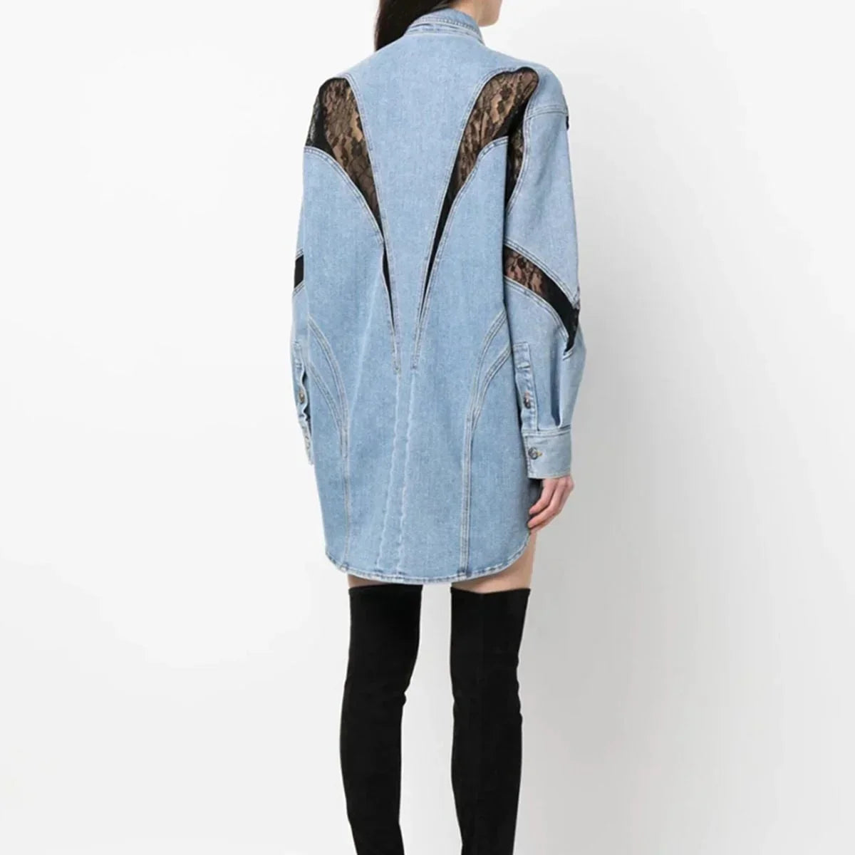 Robe oversized en denim bleu avec zips, manches longues et col chemise, offrant un style décontracté et moderne.