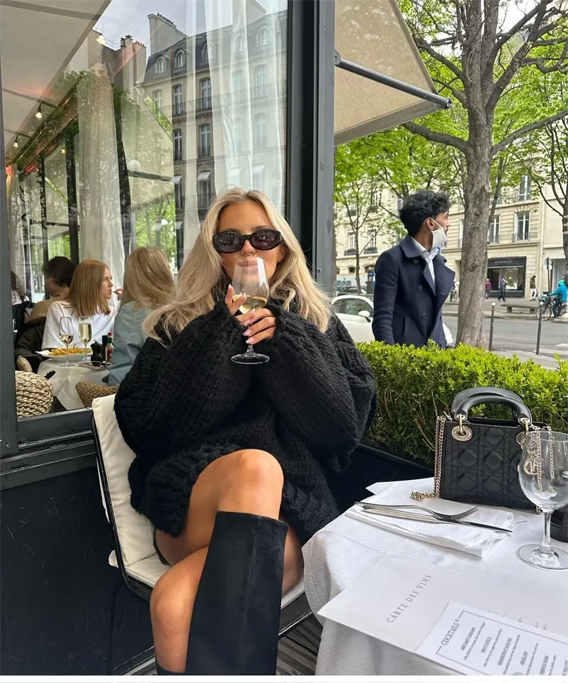 Robe-pull ample femme en tricot doux, col roulé, coupe décontractée, couleur bleue.