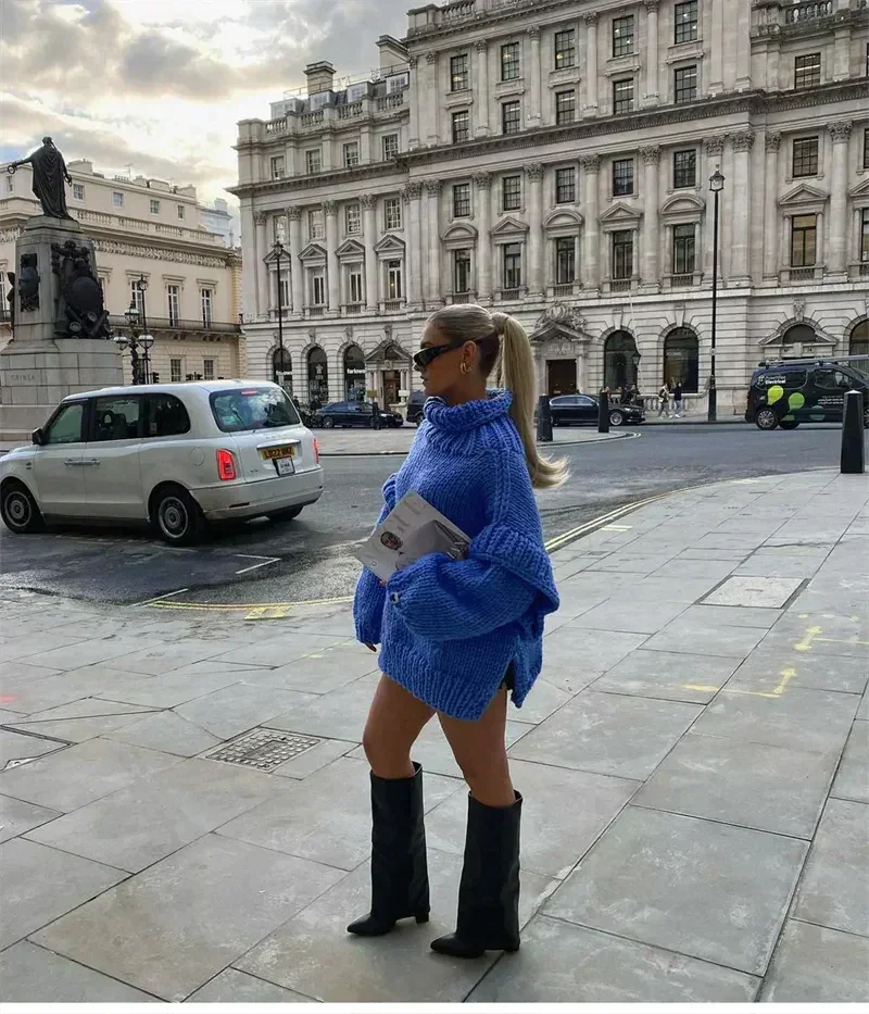 Robe-pull ample femme bleu avec col roulé, en matière douce pour un confort optimal.