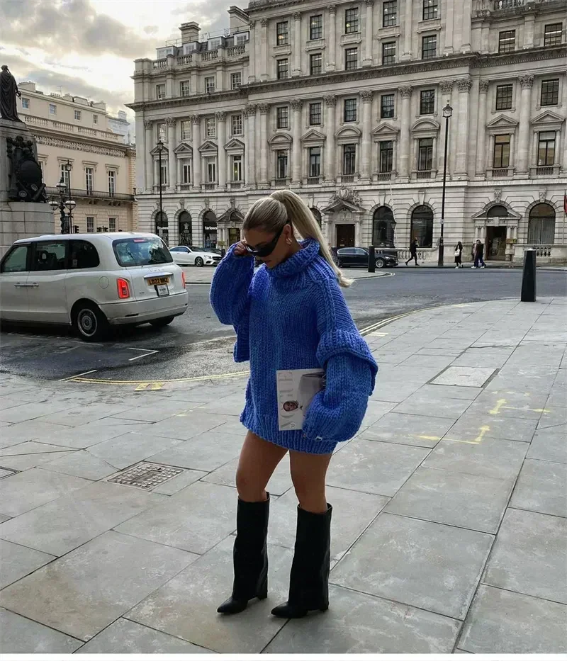 Elegante, weite Damenstrickrobe aus weichem Material mit stylischem Rollkragen, ideal für lässige Anlässe.