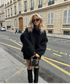 Beige Robe-pull für Frauen, großzügiger Schnitt, eleganter Rollkragen, warmes Material für Komfort an kühleren Tagen.