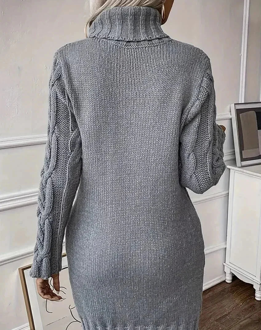 Robe pull torsadée avec col roulé, manches longues, en tissu épais pour une allure chaleureuse et confortable.