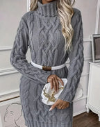 Robe pull torsadée en tissu épais, col roulé, manches longues, idéale pour les journées froides.