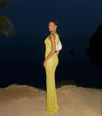 Robe sans manches ajustée en tissu scintillant, parfaite pour soirées, disponible en plusieurs couleurs élégantes.